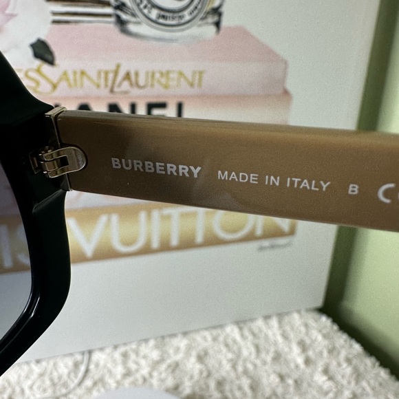 Burberry Sunglasses 🎉🎉🎉HOST PICK 🎉🎉🎉🎉 - Picture 4 of 5